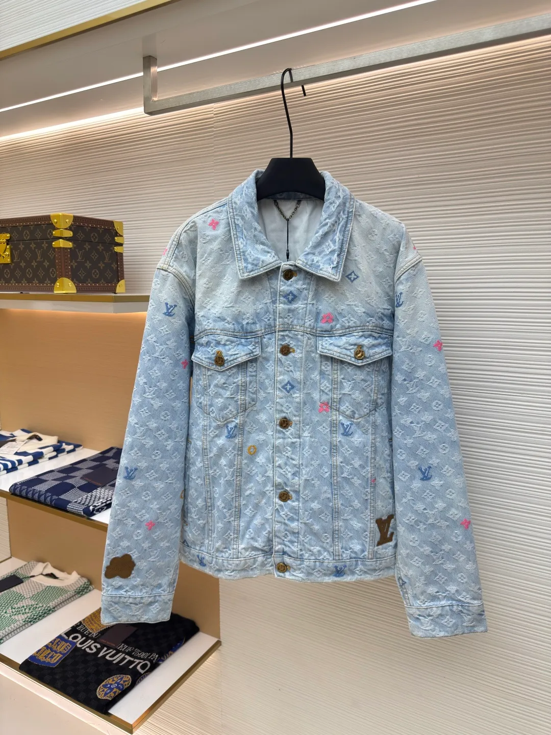 LOUIS VUITTON colorful letter jacquard denim jacket ●Authentic product: Purchased and developed at 26300 ●Item number: 1680111-C45 ●Fabric: cotton denim fabric ●Technology: embroidery ●Version: fitted version ●Weight: about 1245 grams ●Size: 46-48-50-52 ●Description: It is made of unique washed denim cotton with excellent elasticity and stretchability. The entire model has been washed twice to achieve the perfect texture and color. The various wiring and workmanship are even more meticulous. The whole body is customized with hardware and customized leather labels. All details are perfect! The overall wiring is straight and delicate, the fabric is comfortable and soft, and the color is consistent without color difference. It can be matched with the same style to create a fashionable look and control various occasions. Customized accessories, complete with three standards, same style for men and women!